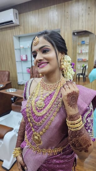 bride wearing purple saree & makeup done by Persona